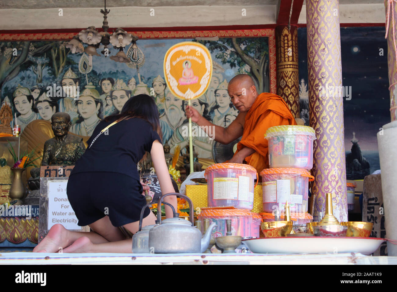 Benedizione monaco donna al Big Buddha monumento Foto Stock