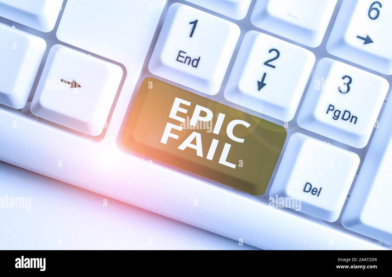 La scrittura della nota mostra Epic Fail. Il concetto di business per una spettacolare errore imbarazzante situazione umiliante White tastiera PC con nota abov carta Foto Stock