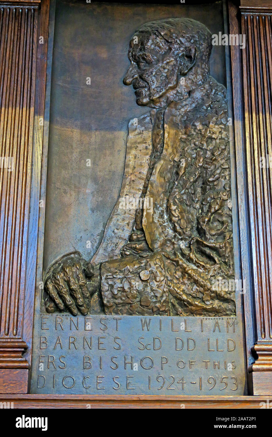 La scultura, Ernest William Barnes ScD DD LLD FRS Vescovo di questa diocesi 1924-1953, Birmingham St Cattedrale di Philips, Colmore Row, Birmingham B3 2QB Foto Stock