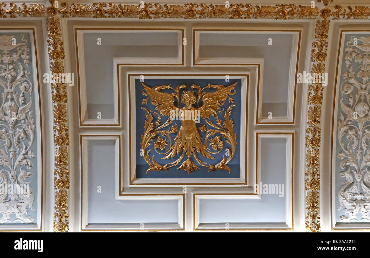 Donna alato e incoronata in oro, alabastro e intonaco-lavoro soffitto di Glasgow City Chambers, George Square, Glasgow, Scozia, UK, G2 1AL Foto Stock