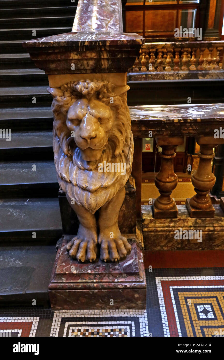 Il fortunato leone di marmo bianco, Glasgow City Chambers, George Square, Glasgow, Scozia, Regno Unito, G2 1AL Foto Stock