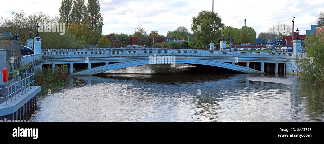 Acqua alta a Bridgefoot Warrington ott 2019, WA1 1WA - alta marea e le inondazioni del fiume Mersey Crossing, Cheshire, North West England, Regno Unito Foto Stock