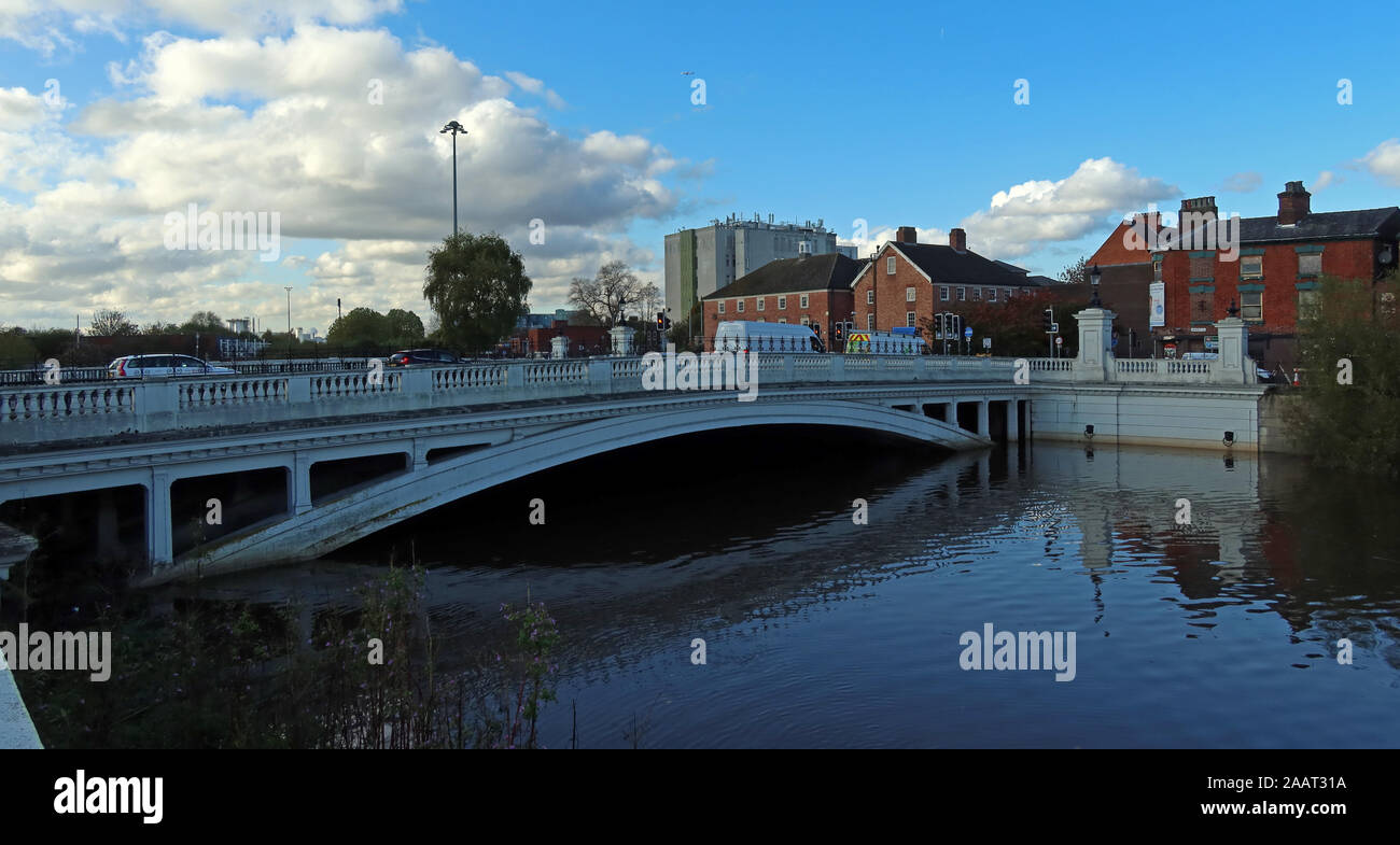 Acqua alta a Bridgefoot Warrington ott 2019, WA1 1WA - alta marea e le inondazioni del fiume Mersey Crossing, Cheshire, North West England, Regno Unito Foto Stock