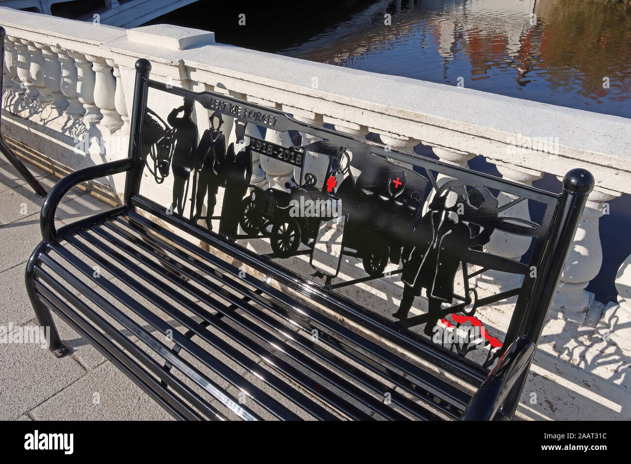 Cenotaph Benches Bridgefoot Warrington - Lest we Forget - River Mersey Crossing, Cheshire, North West England, UK Foto Stock