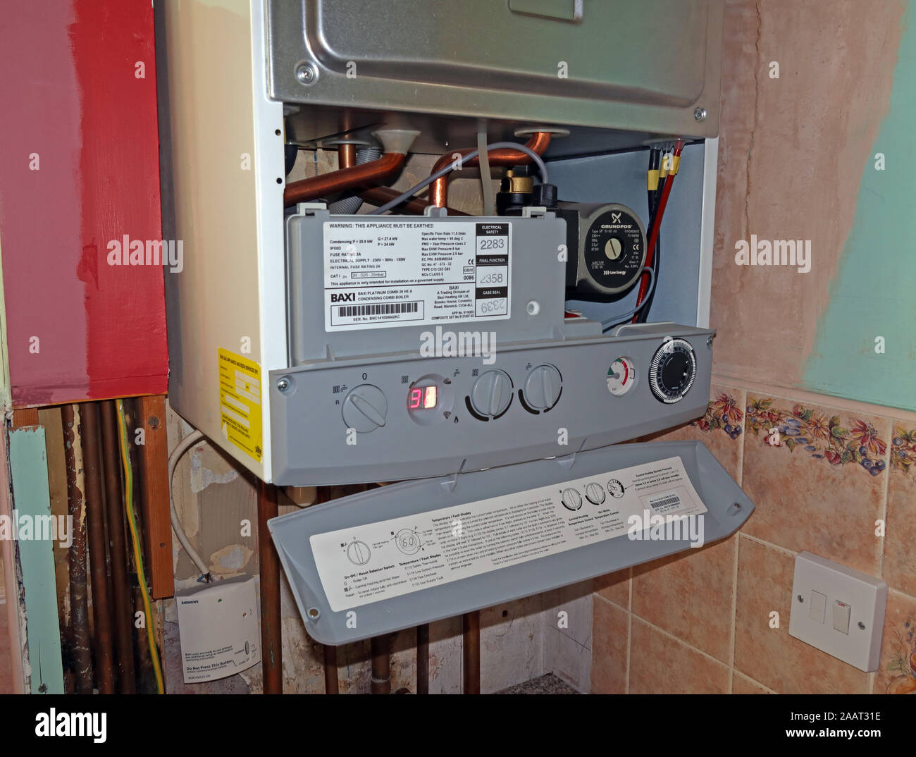 Combi Gas caldaia di riscaldamento centrale essendo riparato, Worcester  Bosch Foto stock - Alamy