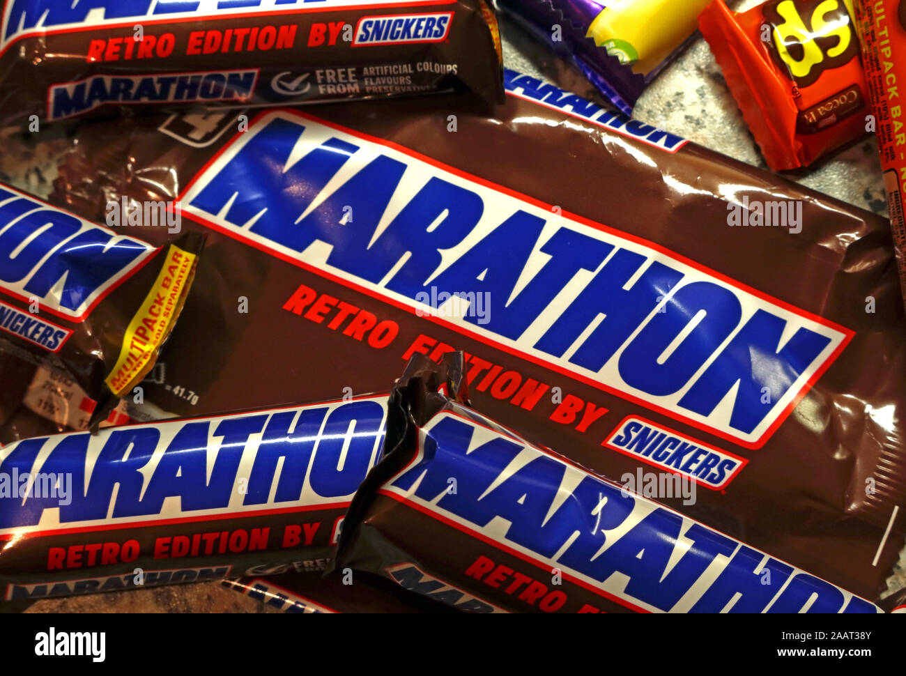 Snickers rimarchiati come Maratona bar, pasticceria retrò disponibile Sep 2019 a Morrisons supermercato Foto Stock