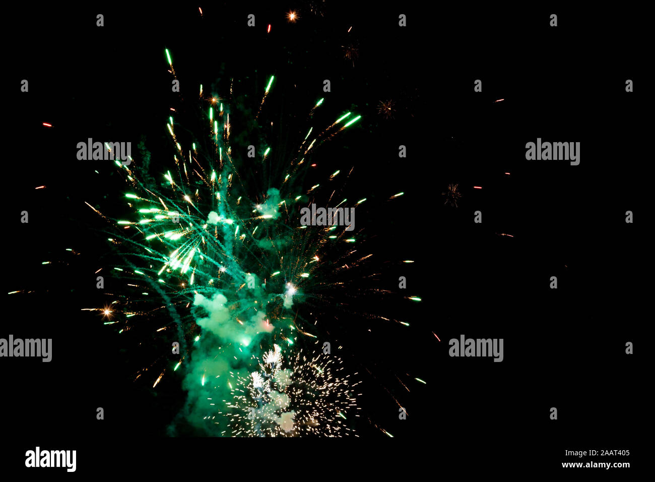 Abstract esplosioni di fuochi d'artificio nel buio Foto Stock