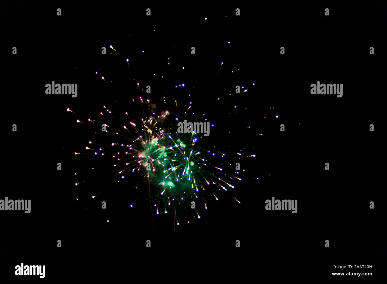 Abstract esplosioni di fuochi d'artificio nel buio Foto Stock