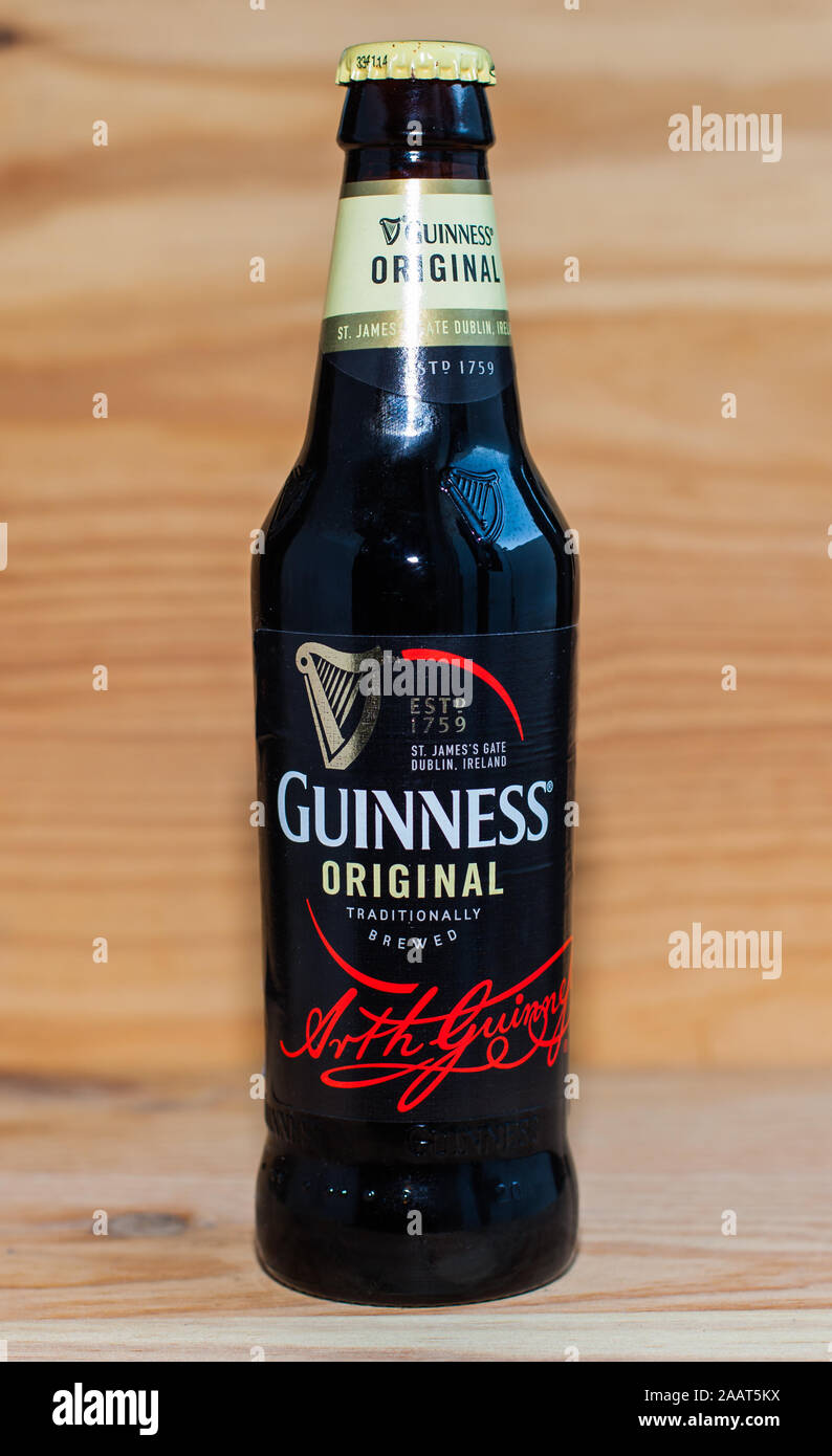 MANISES, VALENCIA, Spagna - 27 gennaio 2019: Bottiglia di birra Guinness su legno Foto Stock