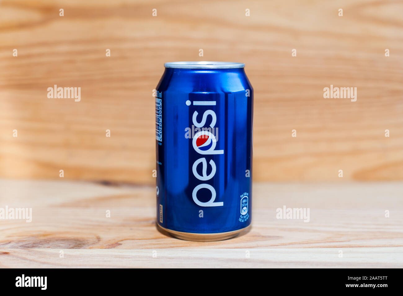 MANISES, VALENCIA, Spagna - 27 gennaio 2019: Può della Pepsi su legno Foto Stock