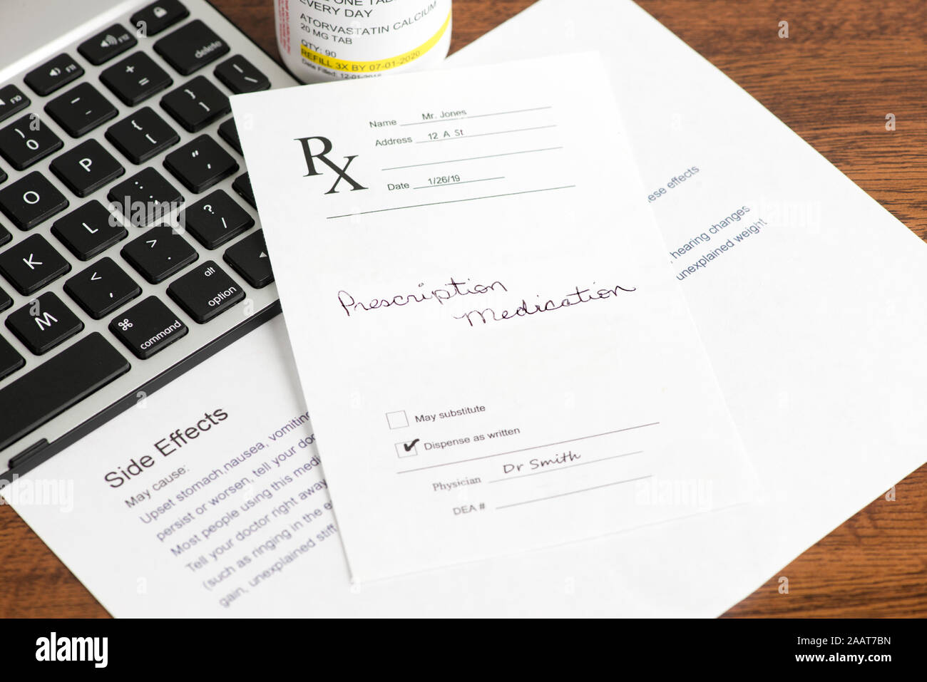 La prescrizione di medicinali con prescrizione medico, contenitore e gli effetti collaterali foglio di informazioni personali con la tastiera del computer. Foto Stock