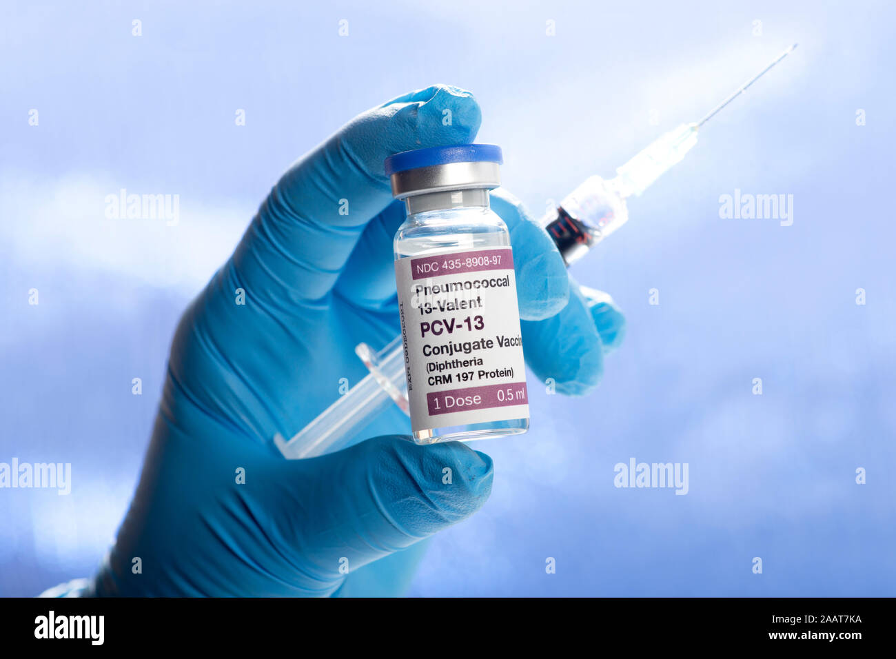 Vaccino pneumococcico PCV-13 vaccino del virus e la siringa trattenuta dalla mano del lavoratore del settore sanitario. Foto Stock