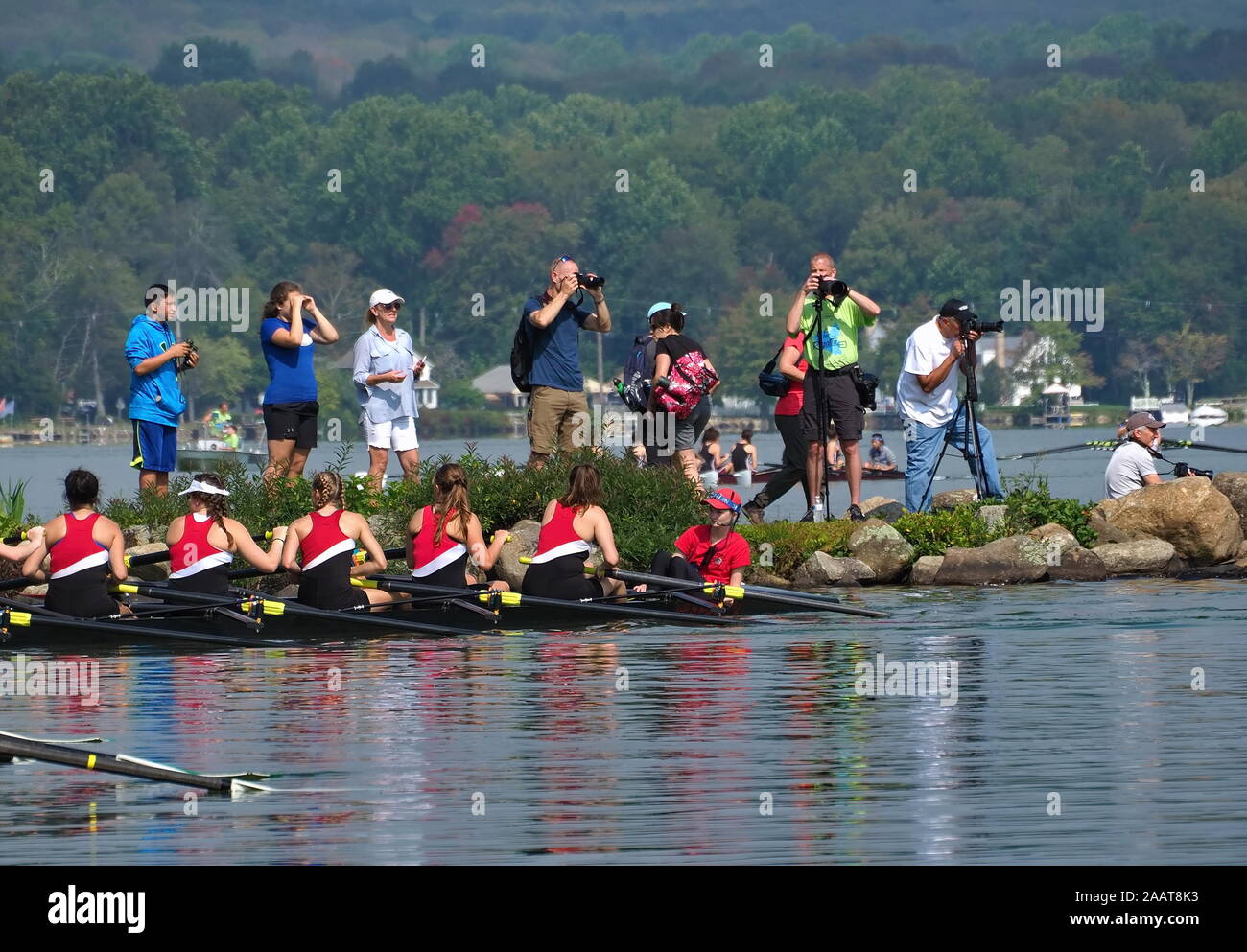 East Hampton, CT, Stati Uniti d'America. Sep 2017. Racing Team equipaggio facendo un lancio ad umido, quale è il posizionamento del guscio di corse in acqua senza un dock disponibile. Foto Stock