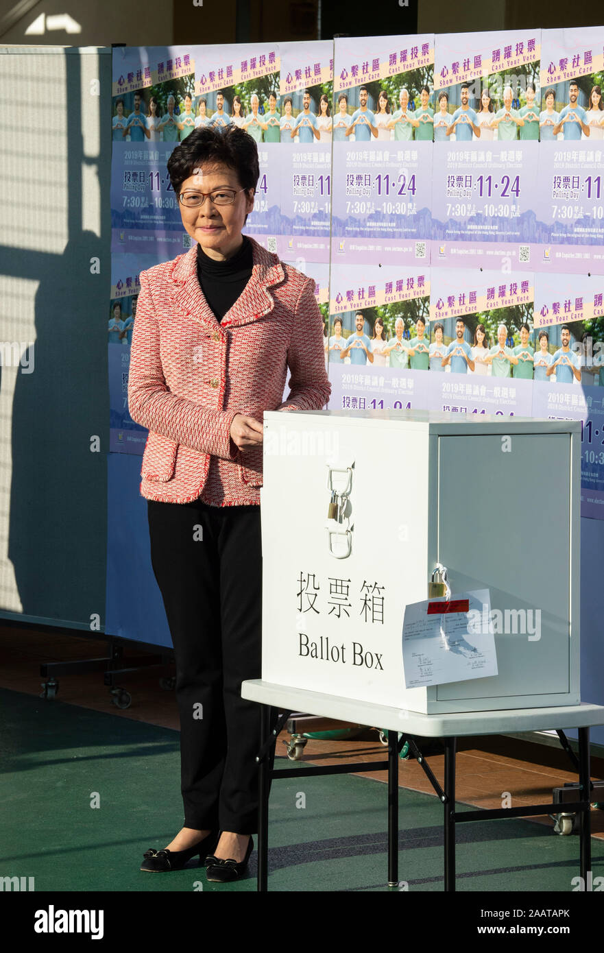 Hong Kong, Cina. Il 24 novembre 2019. Chief Executive, CARRIE LAM, voti in seno al consiglio del distretto elettorale e incontra la stampa. L elezione è prevista per mostrare Hong Kongers vero opinioni dopo 5 mesi di proteste. Jayne Russell/Alamy Live News Foto Stock