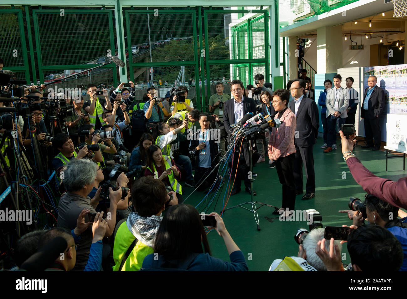 Hong Kong, Cina. Il 24 novembre 2019. Chief Executive, CARRIE LAM, voti in seno al consiglio del distretto elettorale e incontra la stampa. L elezione è prevista per mostrare Hong Kongers vero opinioni dopo 5 mesi di proteste. Jayne Russell/Alamy Live News Foto Stock