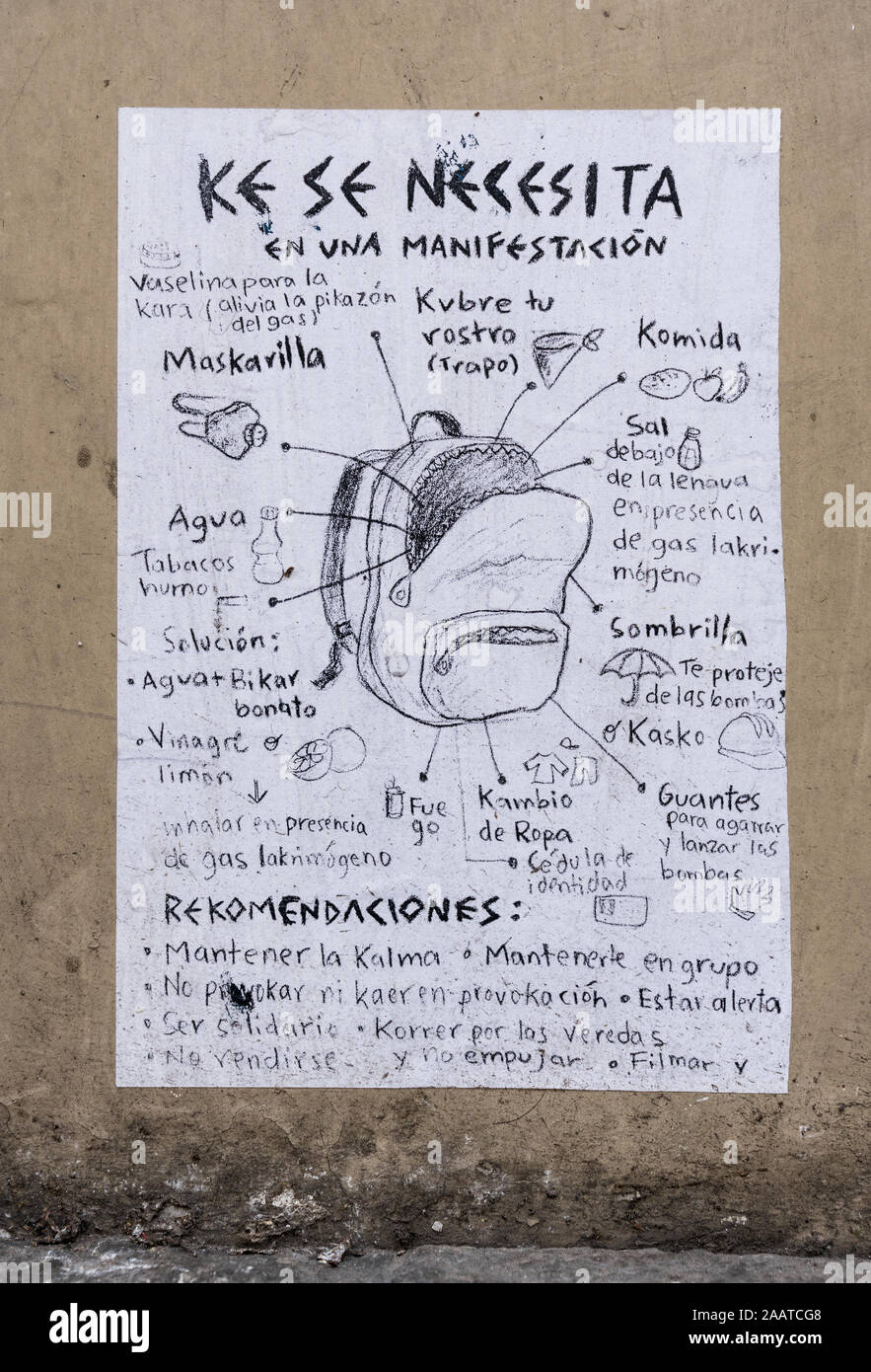 Wheatpasted poster: manuale di sopravvivenza per i manifestanti in Ecuador. Foto Stock