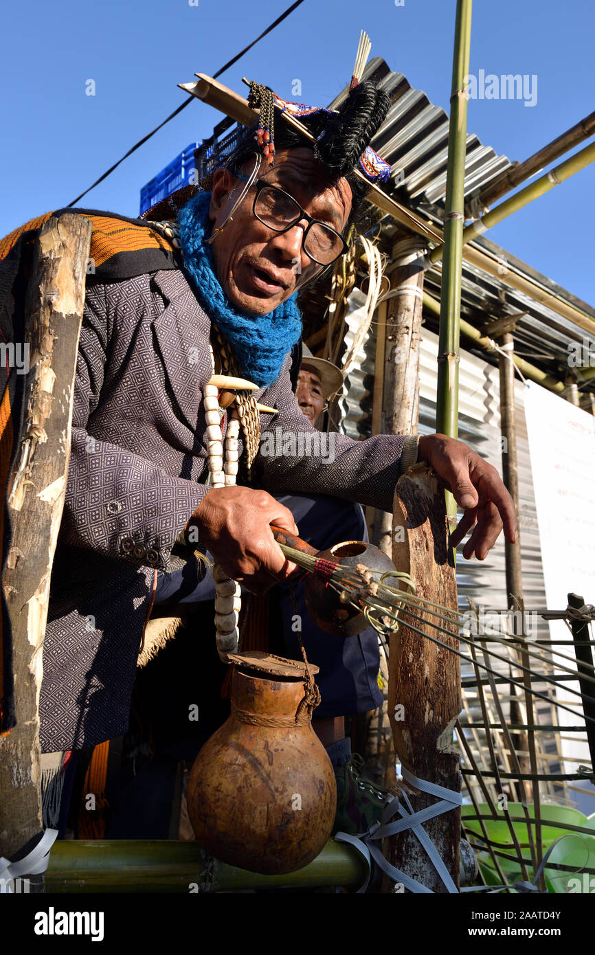 Ziro valle, Arunachal Pradesh, India - 08 gennaio 2019: Apatani sciamano durante la cerimonia dei tradizionali rituali Murung riti nella valle di Ziro in Foto Stock