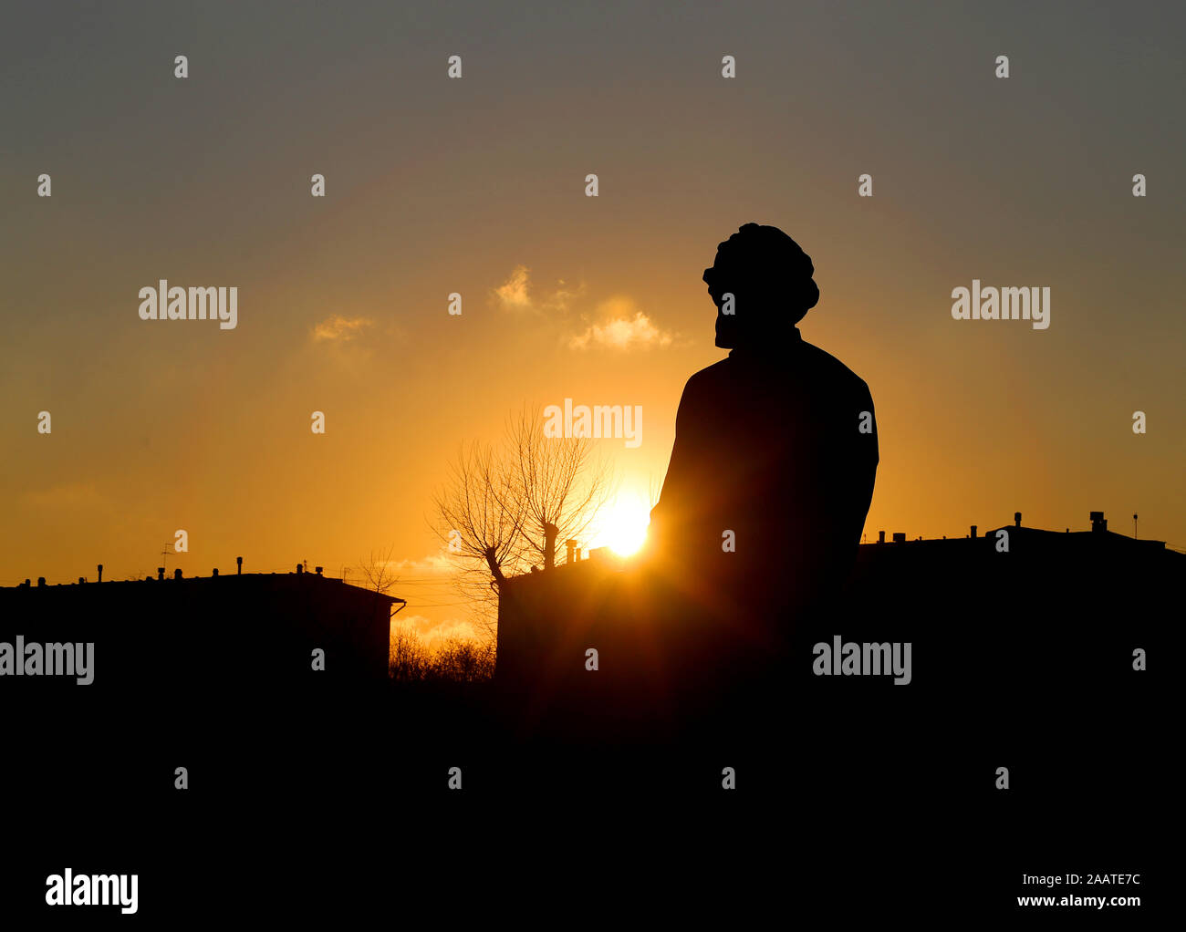 Bel tramonto foto con un monumento allo scienziato presso il Museo della Cosmonautica di Mosca Foto Stock