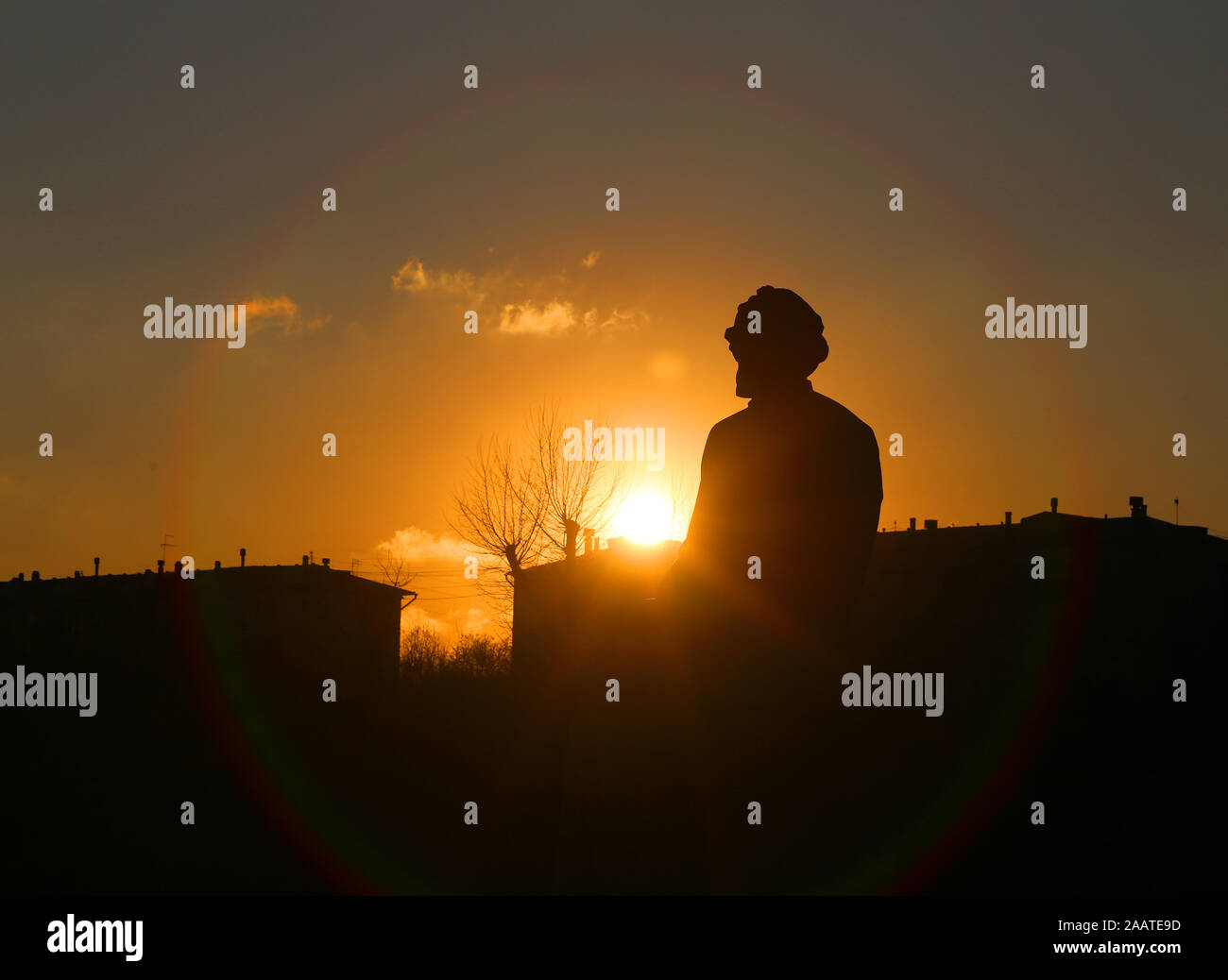 Bel tramonto foto con un monumento allo scienziato presso il Museo della Cosmonautica di Mosca Foto Stock