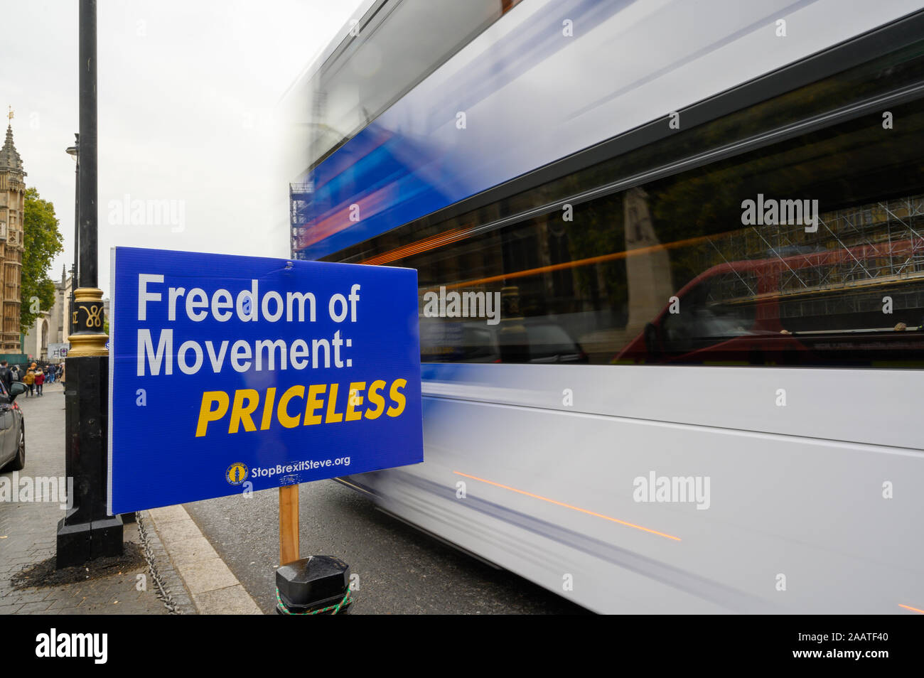 Londra - 23 ottobre 2019: Bianco London bus con motion blur come passa anti-Brexit libertà di movimento segno Foto Stock