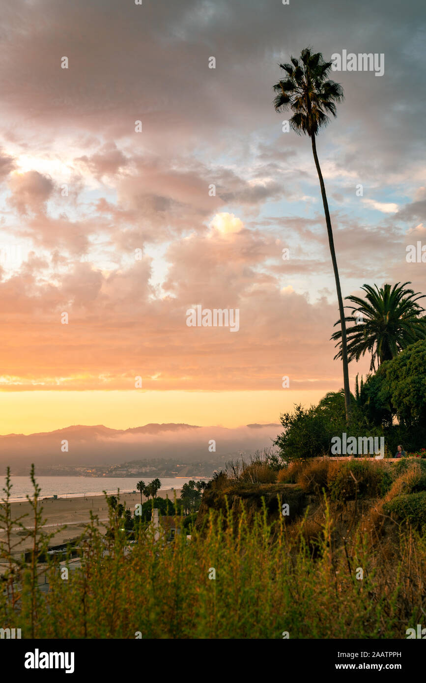Vista della collina che si affaccia sulla spiaggia di Santa Monica in California durante il tramonto. Foto Stock