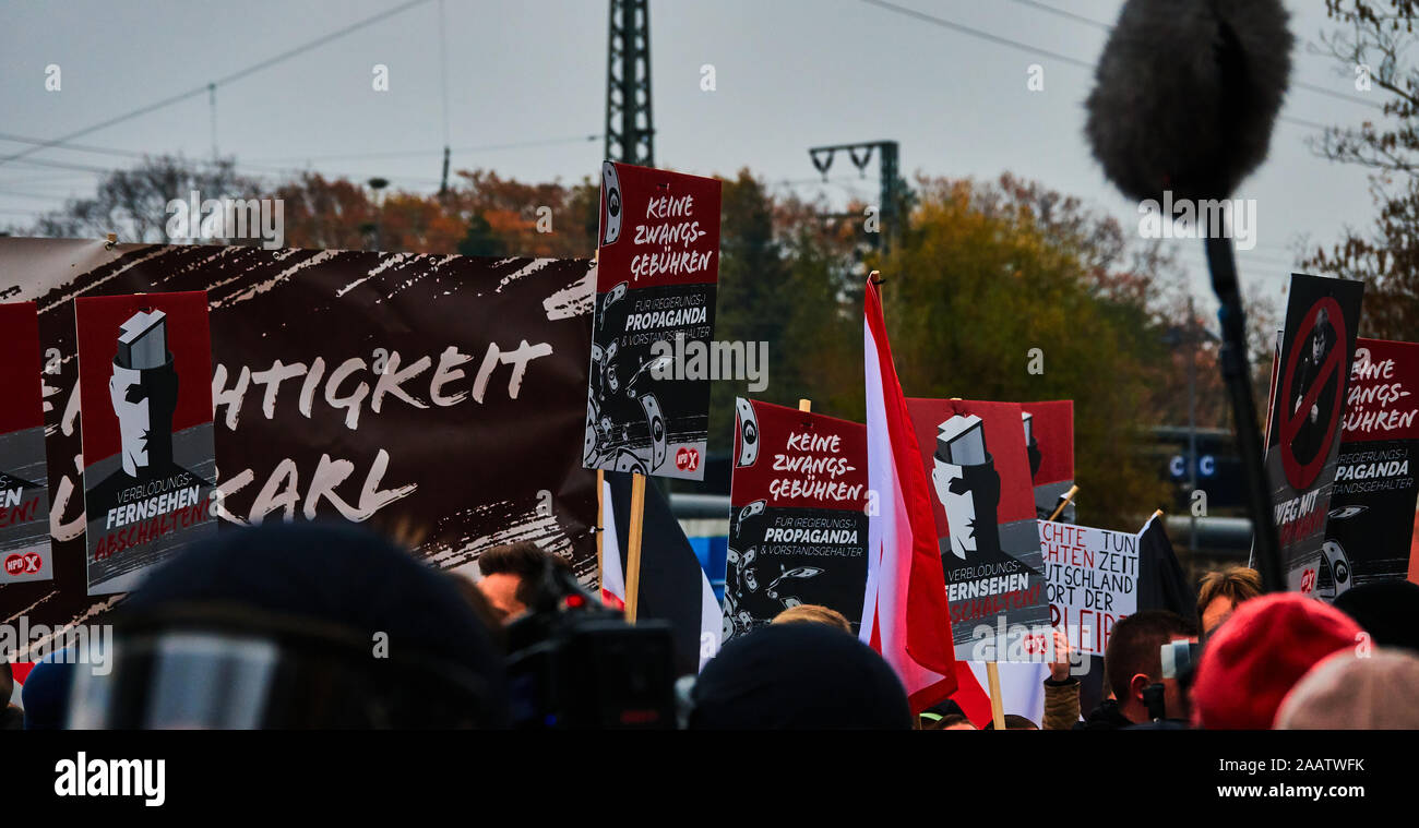 Dimostrazione dell'estremista di destra nazionale socialista NPD con un marrone poster di promozione della giustizia per un criminale di guerra Foto Stock