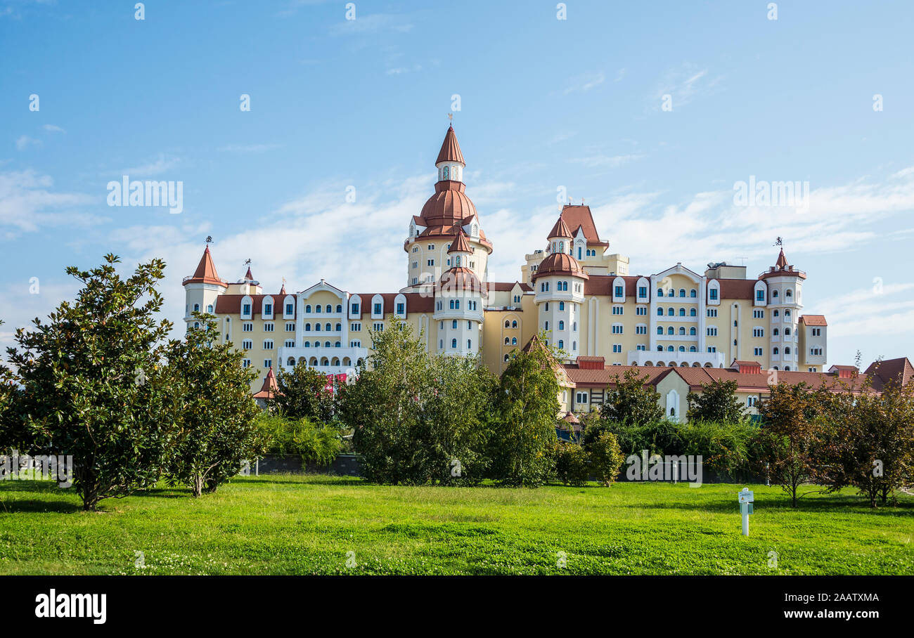 Sochi Park di Adler, Sochi, Russia. In una limpida giornata di sole 27 Ottobre 2019 Foto Stock
