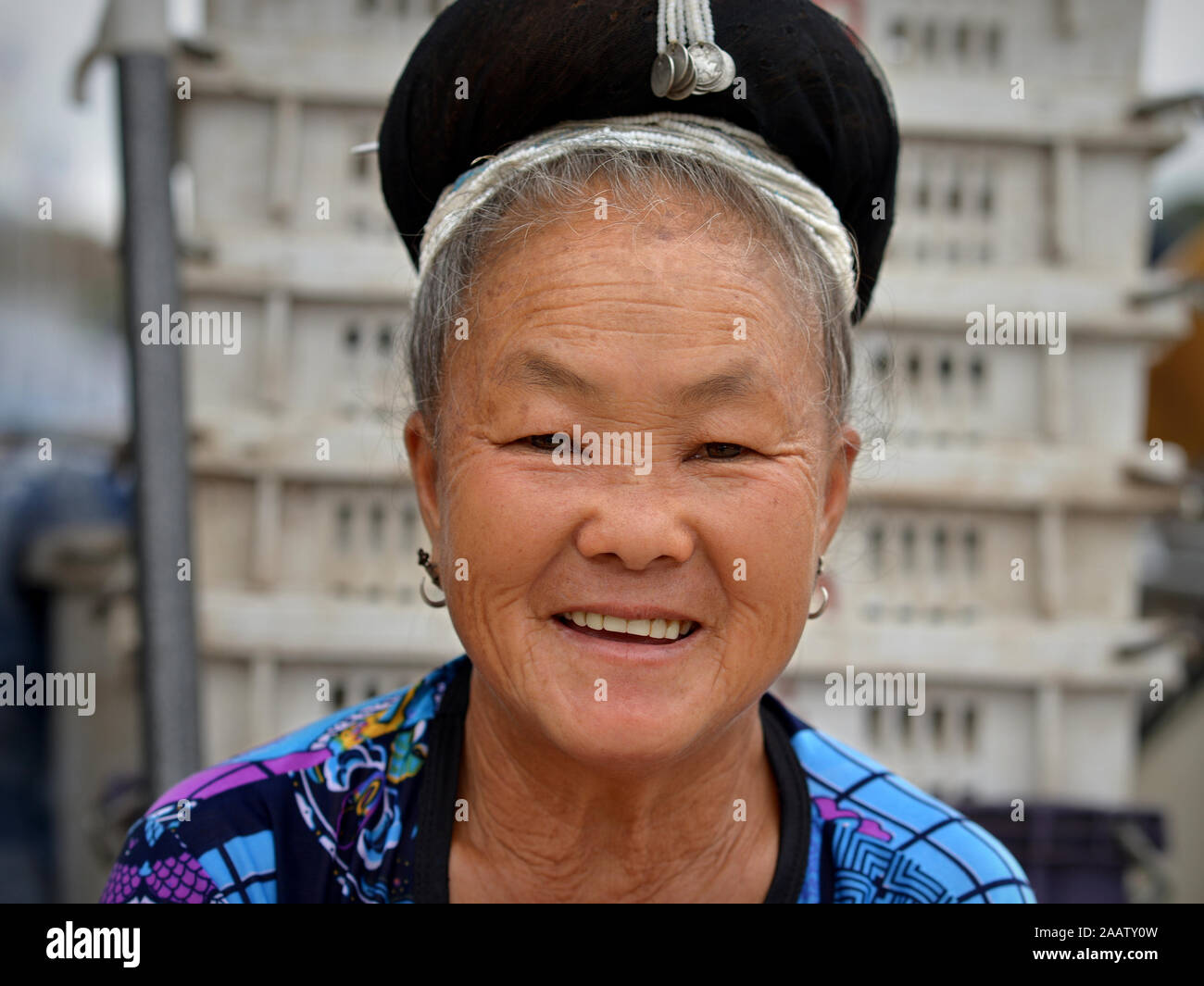 Anziani Thai H'mongs commessa sorrisi per la fotocamera a Mae Sariang la vivace settimanale mercato del sabato. Foto Stock