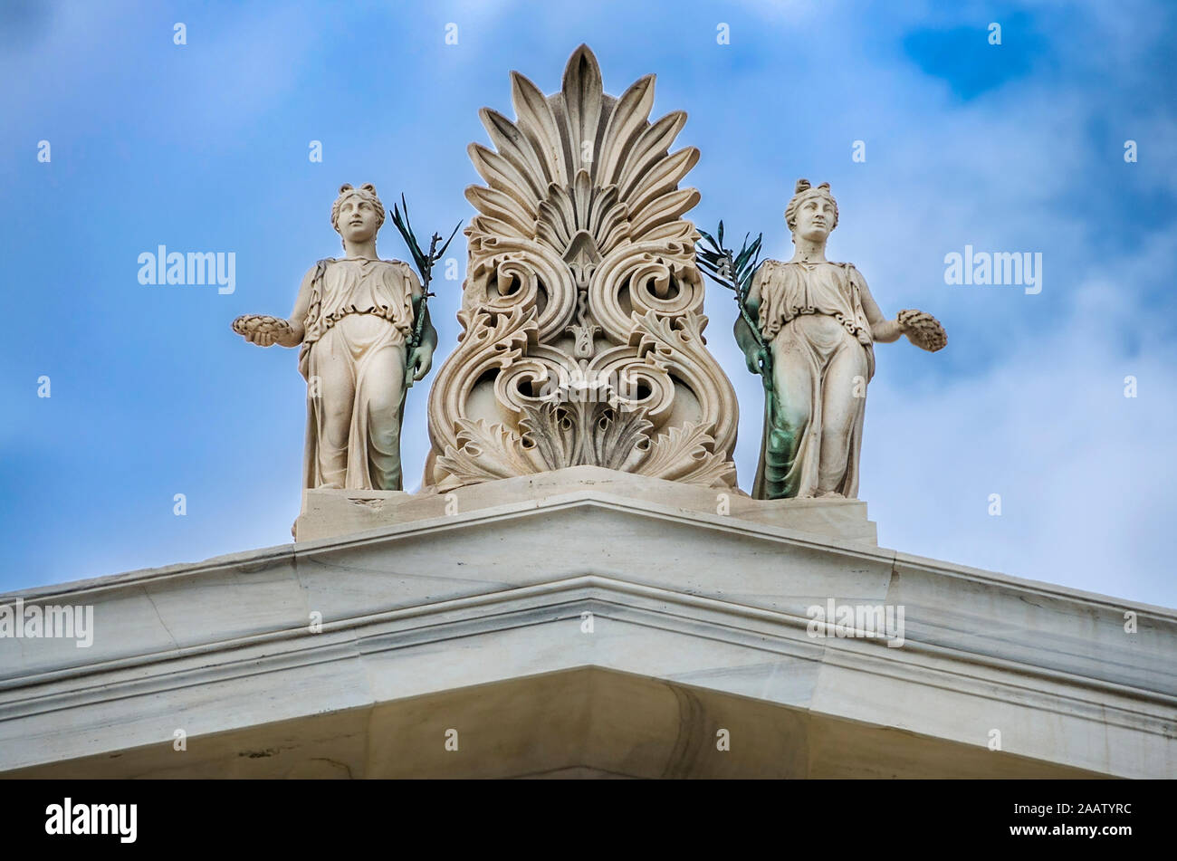 Sculture, frontone sul tetto di Zappeion Megaron di Atene,Grrece Foto Stock