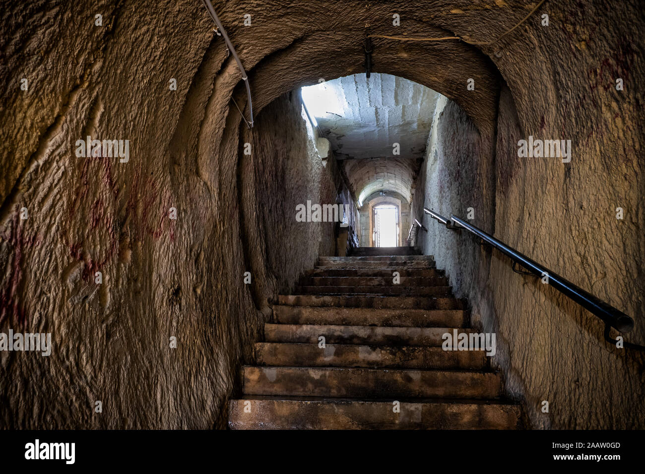 Passaggio sotterraneo scavata all'interno di una roccia con scale di banchina di collegamento a La Valletta a Malta Foto Stock