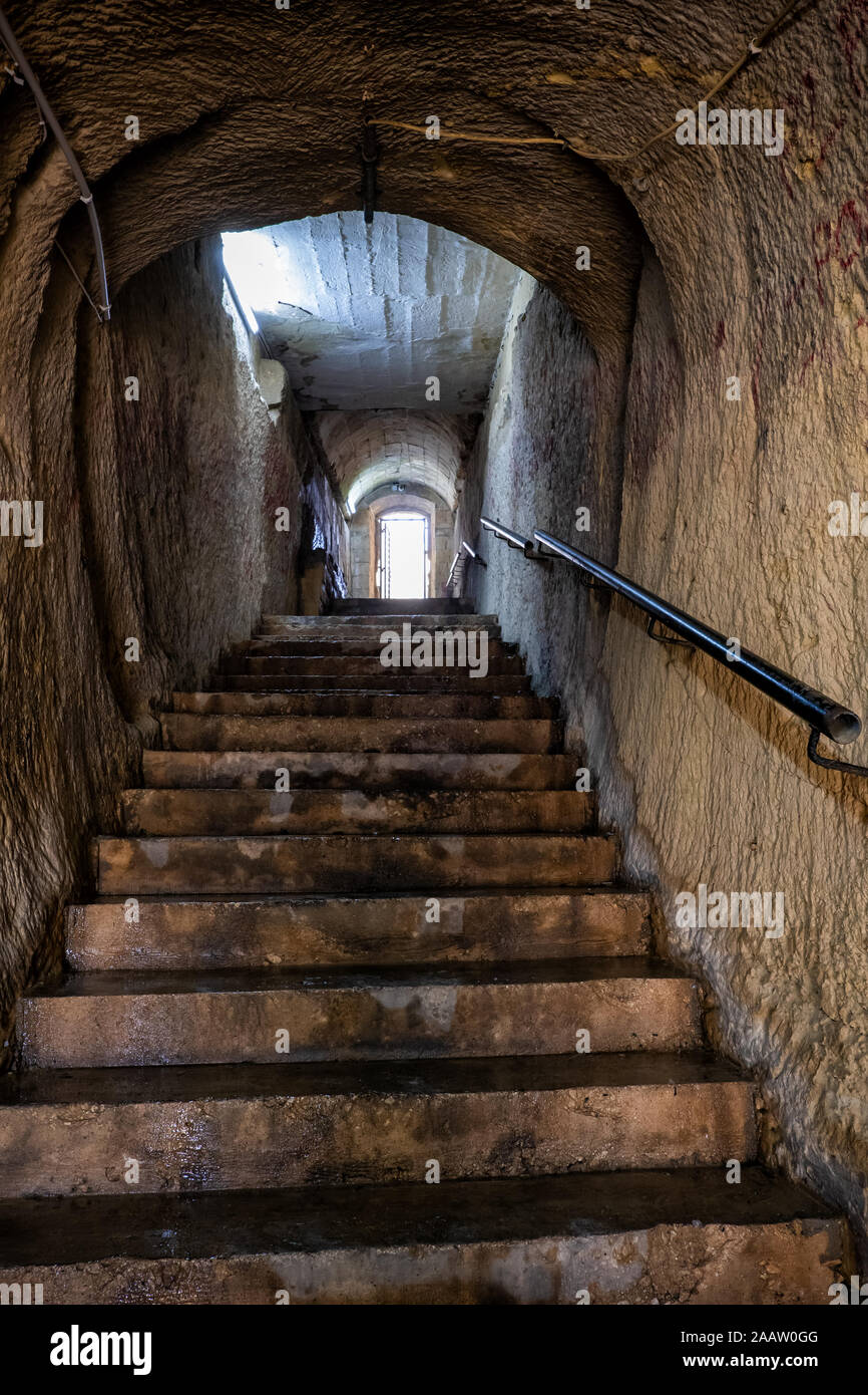 Passaggio sotterraneo scavata all'interno di una roccia con scale di banchina di collegamento a La Valletta a Malta Foto Stock