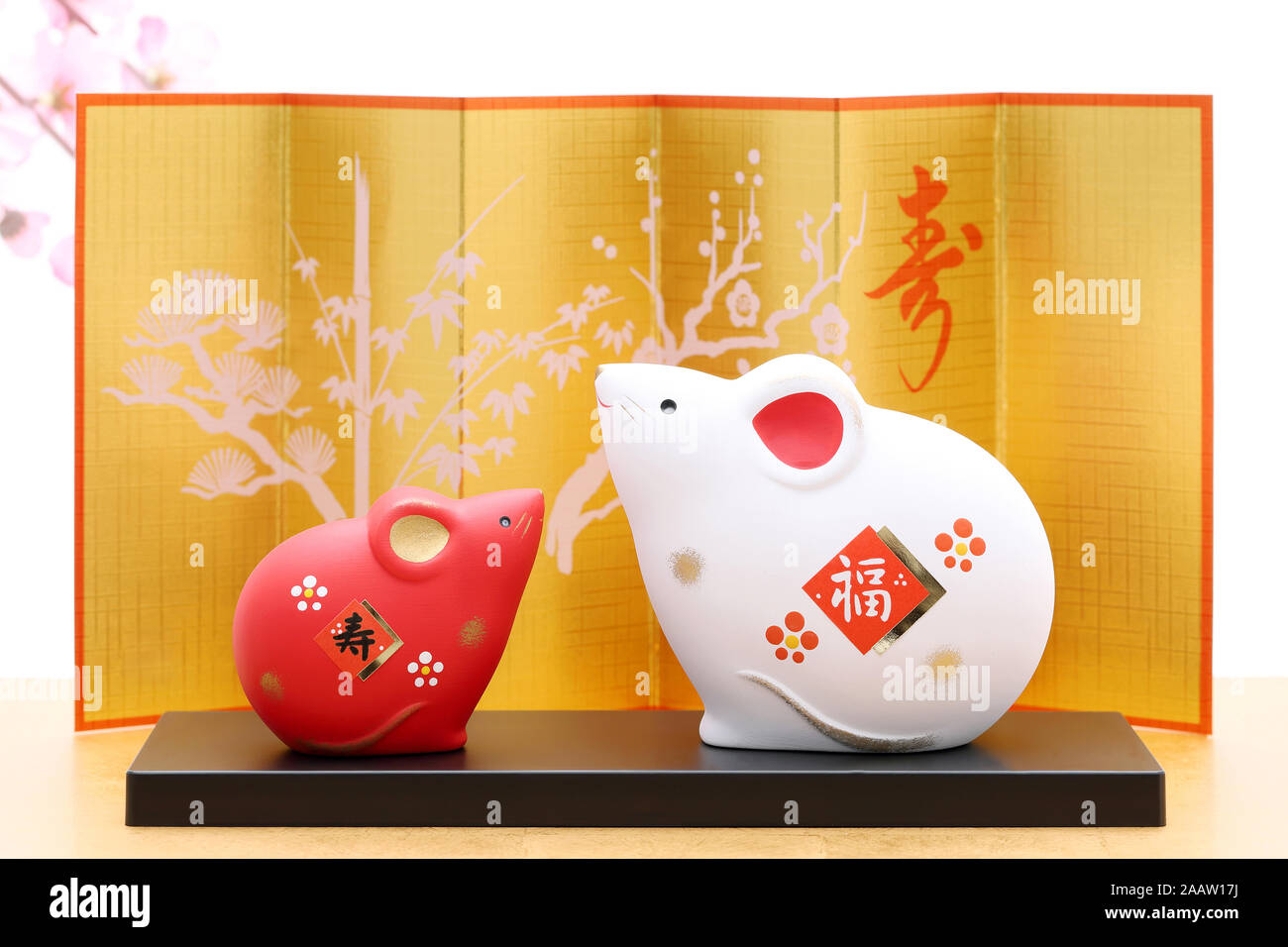 Bambole di Nezumi Mouse. Giapponese anno nuova scheda. Giapponese anno nuovo oggetto del Mouse. Parola giapponese di questa fotografia significa "celebrazione, congraturations' Foto Stock