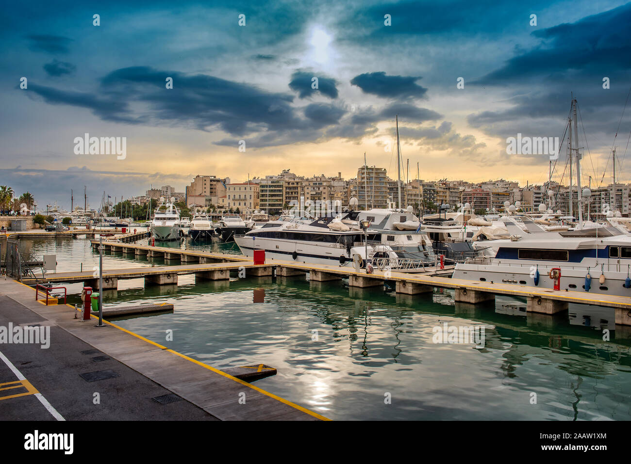 Barche a motore di lusso e yacht al dock. Marina Zeas, Pireo, Grecia. Foto Stock