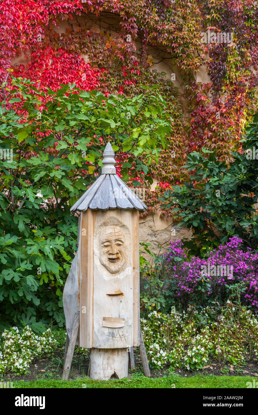 Alveare di legno intagliato nel colorato giardino autunnale Vojanovy Sady Mala strana Prague Gardens Foto Stock