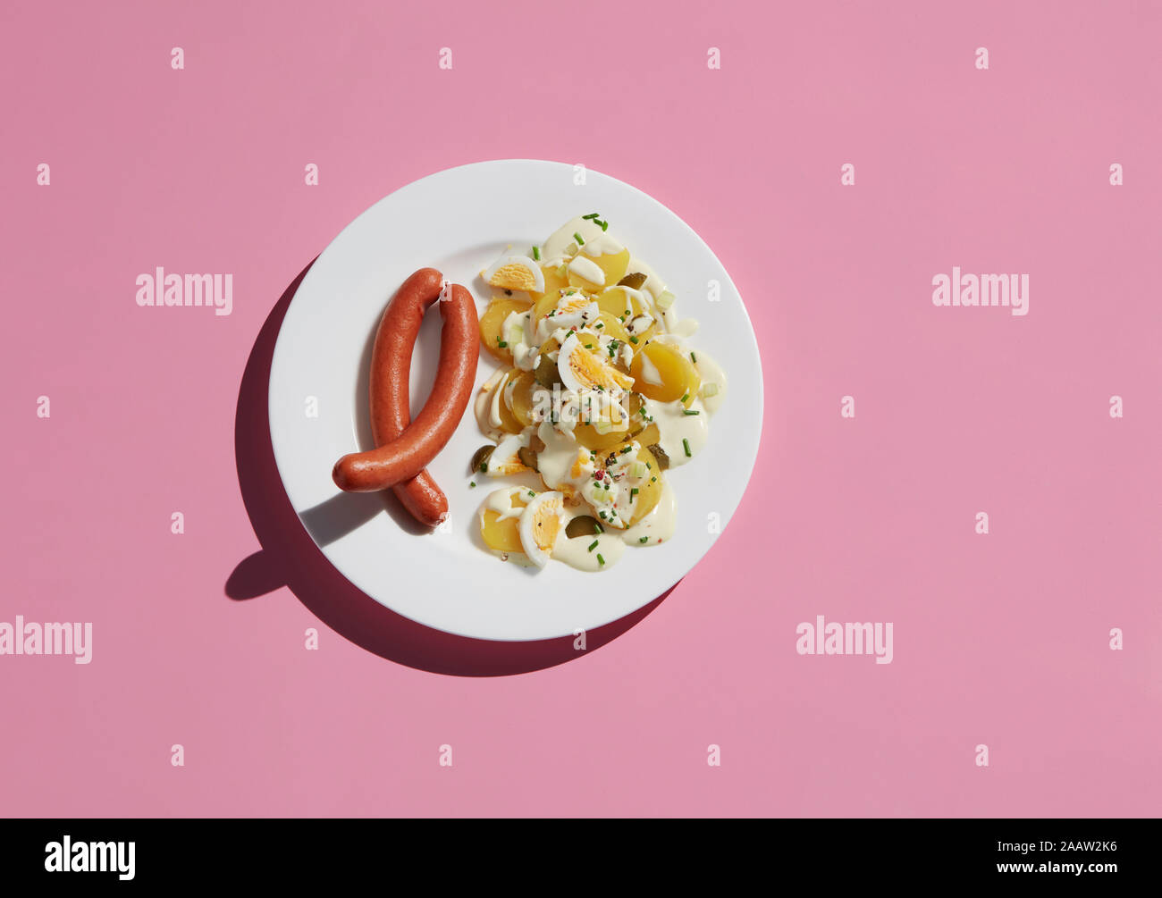 Direttamente sopra il colpo di sano pasto di uova da ingrediente nella piastra su sfondo rosa Foto Stock