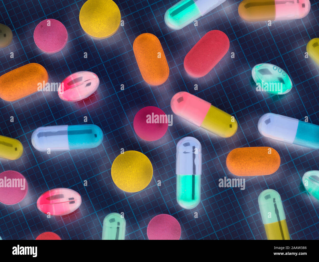 Angolo di alta vista di vari farmaci su un foglio di carta millimetrata Foto Stock