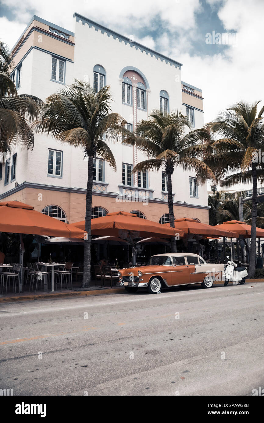 Auto d'epoca, di fronte Art Deco house, Miami, Stati Uniti d'America Foto Stock