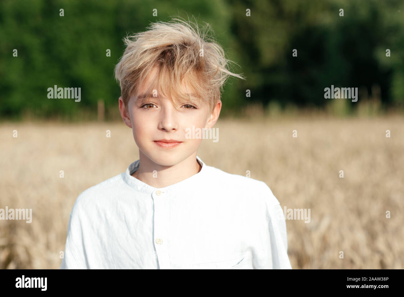Ritratto di ragazzo biondo in un campo di avena Foto Stock