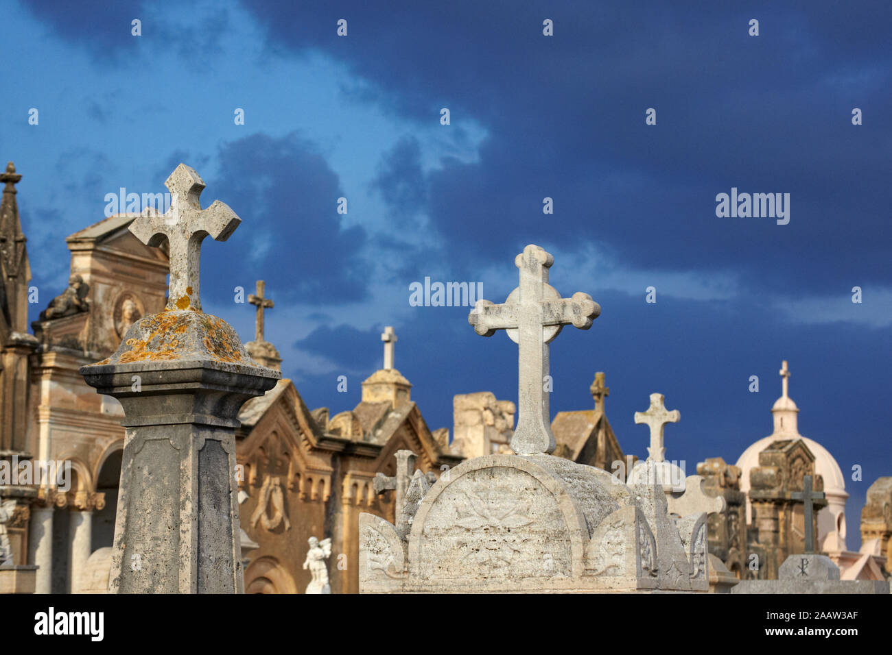 L'Italia, sicilia, Alcamo, lapidi contro moody sky Foto Stock