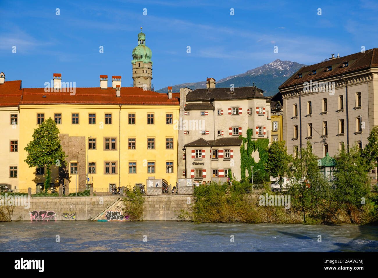 Esterno della locanda e Stadtturm contro il cielo blu a Innsbruck, Austria Foto Stock