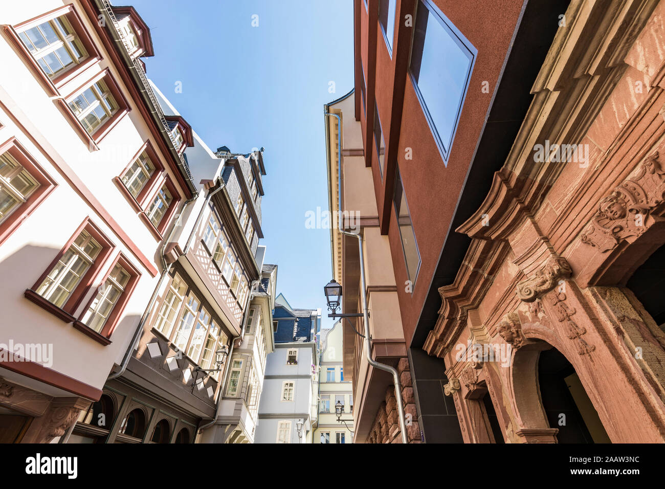 Basso angolo di visione degli edifici contro il cielo chiaro a Francoforte, Germania Foto Stock
