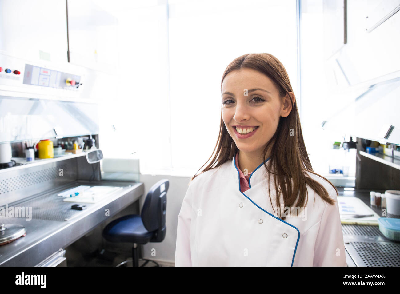 Giovani femmine scientifico nel suo laboratorio Foto Stock