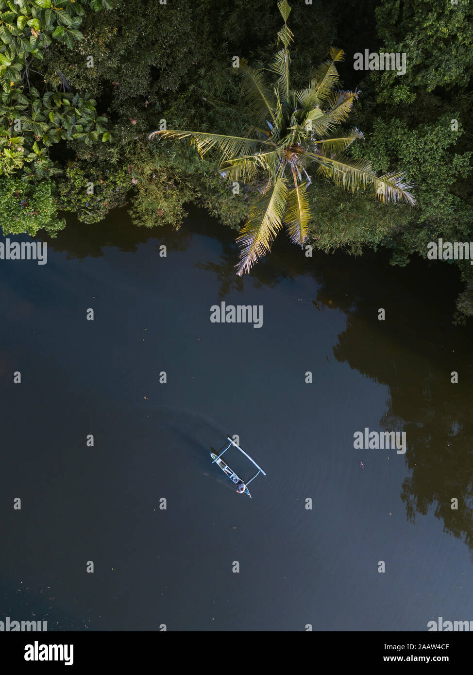 Drone shot della barca sul fiume a Bali, Indonesia Foto Stock