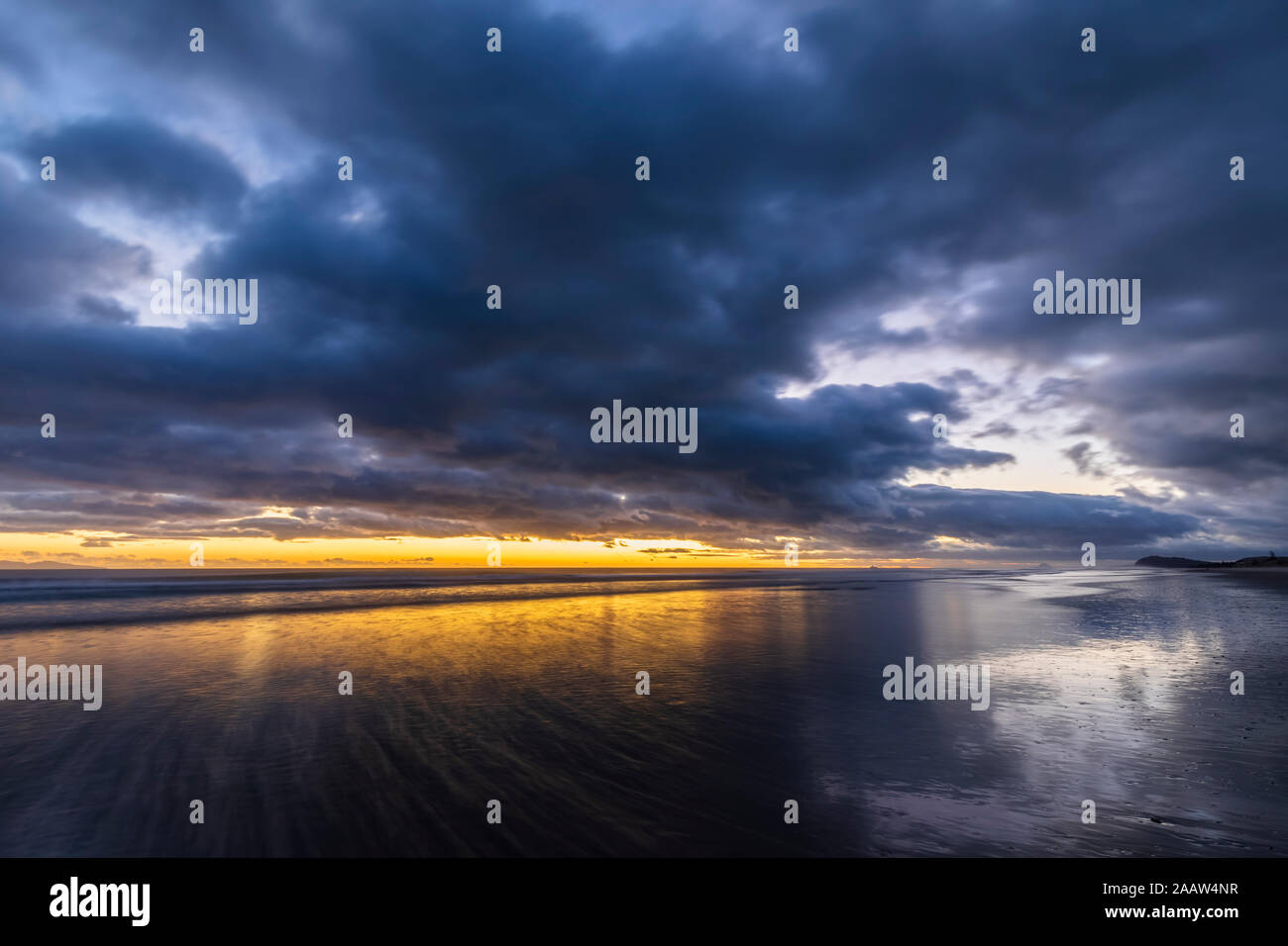 Nuova Zelanda, Isola del nord, Waikato, Waihi Beach, vista panoramica del mare spiaggia al tramonto Foto Stock