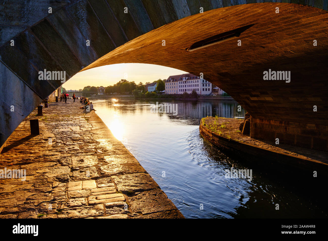 Ponte di pietra sul fiume Danubio, Regensburg, Alto Palatinato, Baviera, Germania Foto Stock
