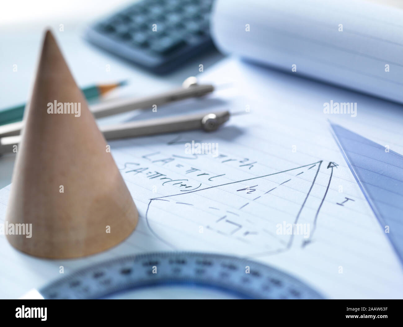 Close-up di strumenti matematici con schema sul tavolo Foto Stock