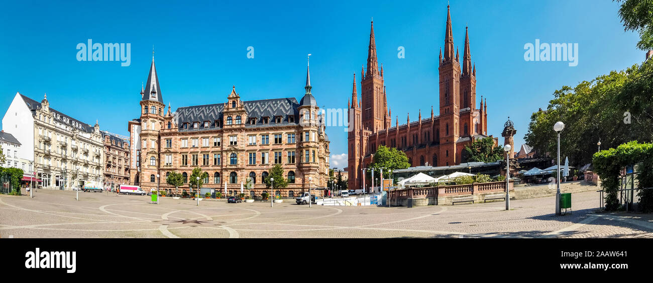 Vista sulla piazza del mercato con il nuovo municipio e chiesa, Wiesbaden, Germania Foto Stock