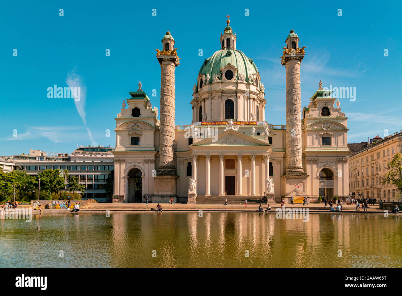 Karlskirche in parte anteriore del laghetto a Vienna, Austria Foto Stock