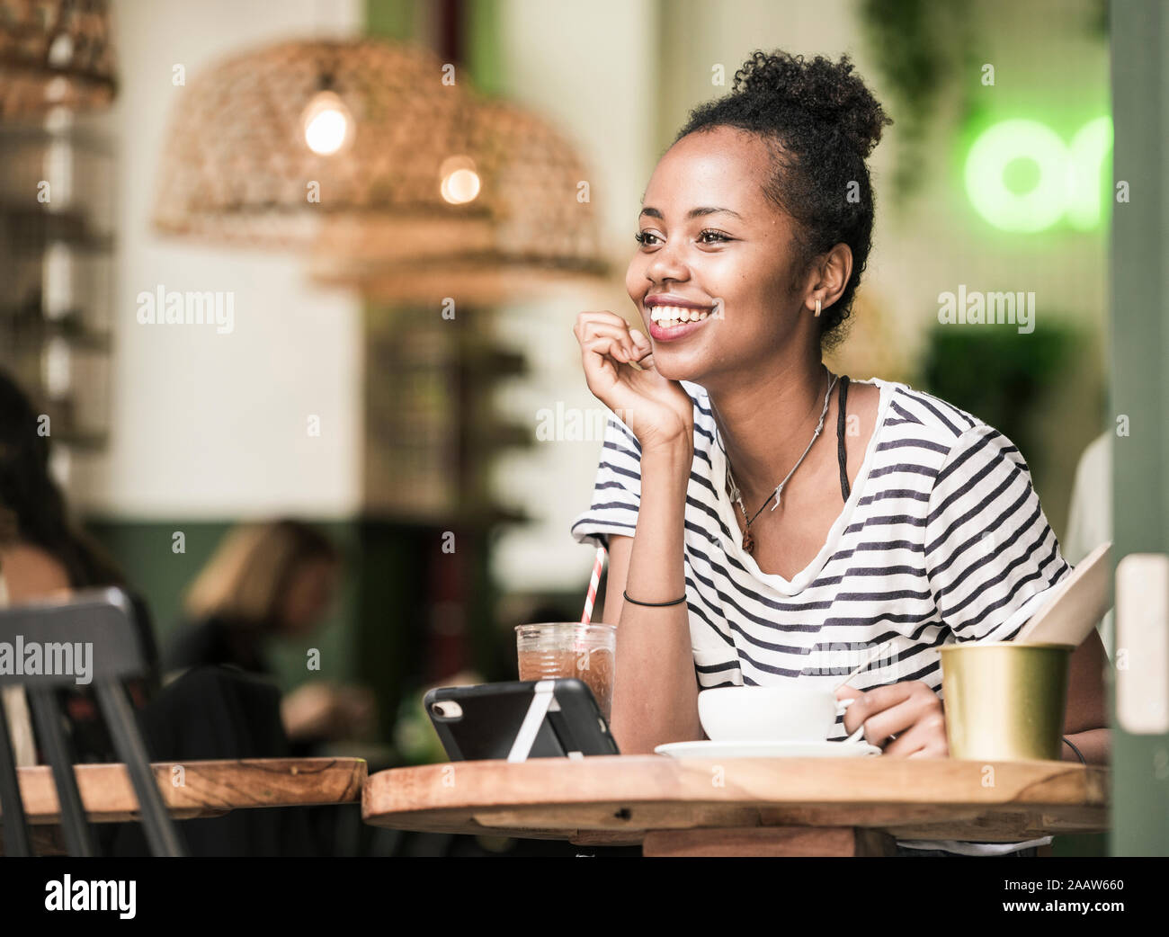 Ritratto di felice giovane donna in un cafe Foto Stock