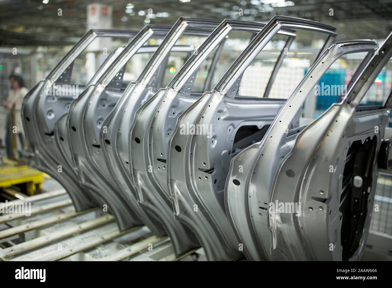 Moderne automatizzate la produzione di auto in una fabbrica, di una fila di porte della macchina Foto Stock